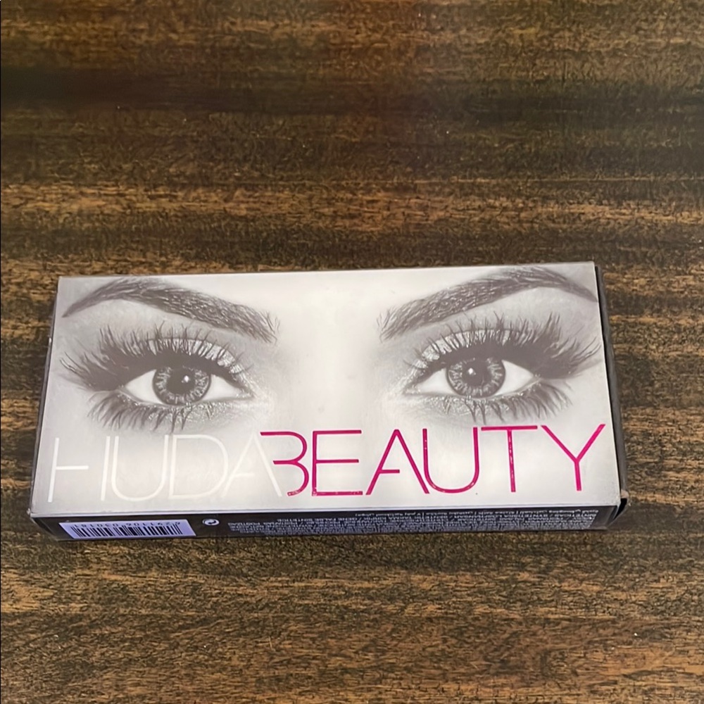 NWOT Huda Beauty Black False Eyelashes